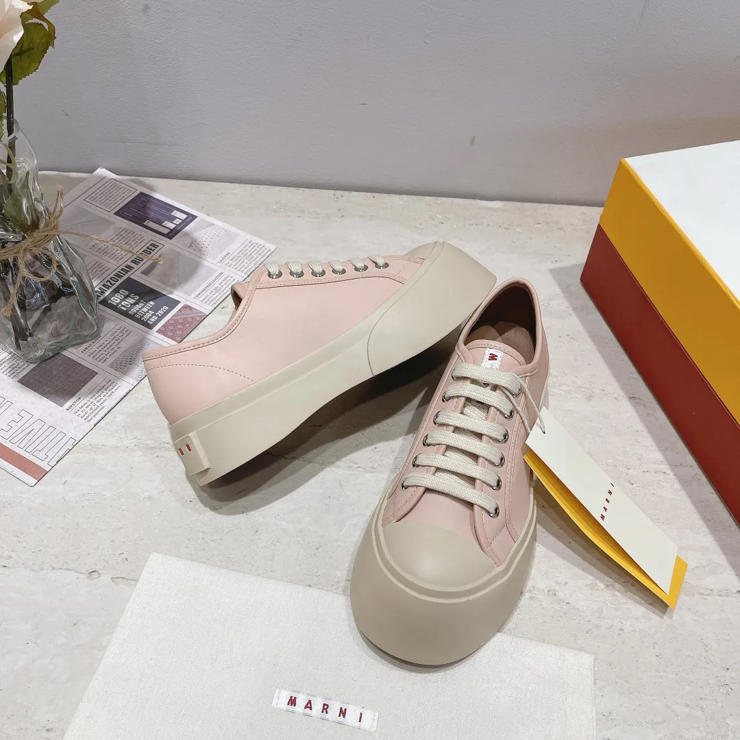 👟👟Ex-factory price 480👟👟Marni classic Mona fat-toe thick-soled shoes [Rose] Latest colorful double-cover packaging [Rose] Mainly recommended single product Cute and cute one, cute and fashionable taste, very good-looking on the feet ❗ Tired of regular white shoes, a pair of these thick-soled big-toe shoes can satisfy daily wear and full of street style. ————————- Upper: cowhide lining: crystal sheepskin. Outsole: The correct version of the outsole! The color is beige, not completely white. The bottom is 5cm thick. Number of yards: 35-39 (34.40 yards are custom-made and cannot be returned or exchanged)